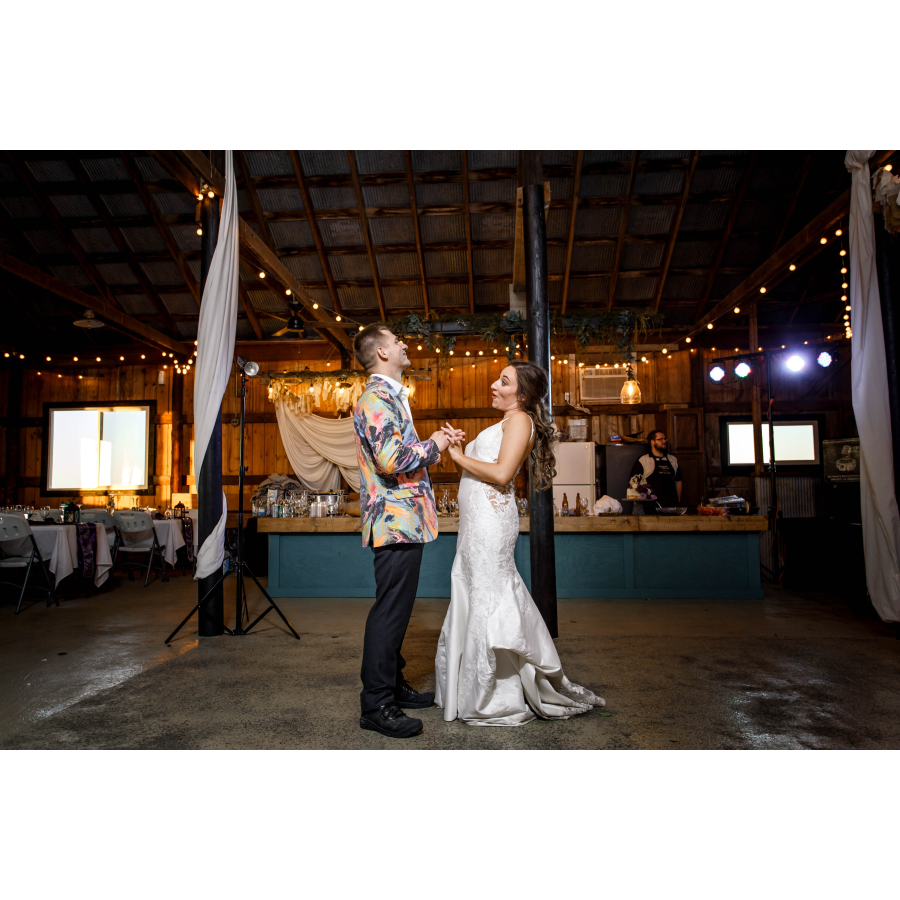 Elizabeth & Devon Mettlin - Rustic Barn