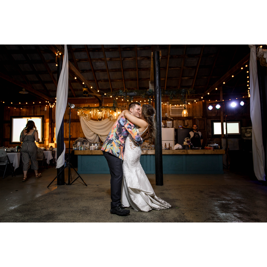 Elizabeth & Devon Mettlin - Rustic Barn