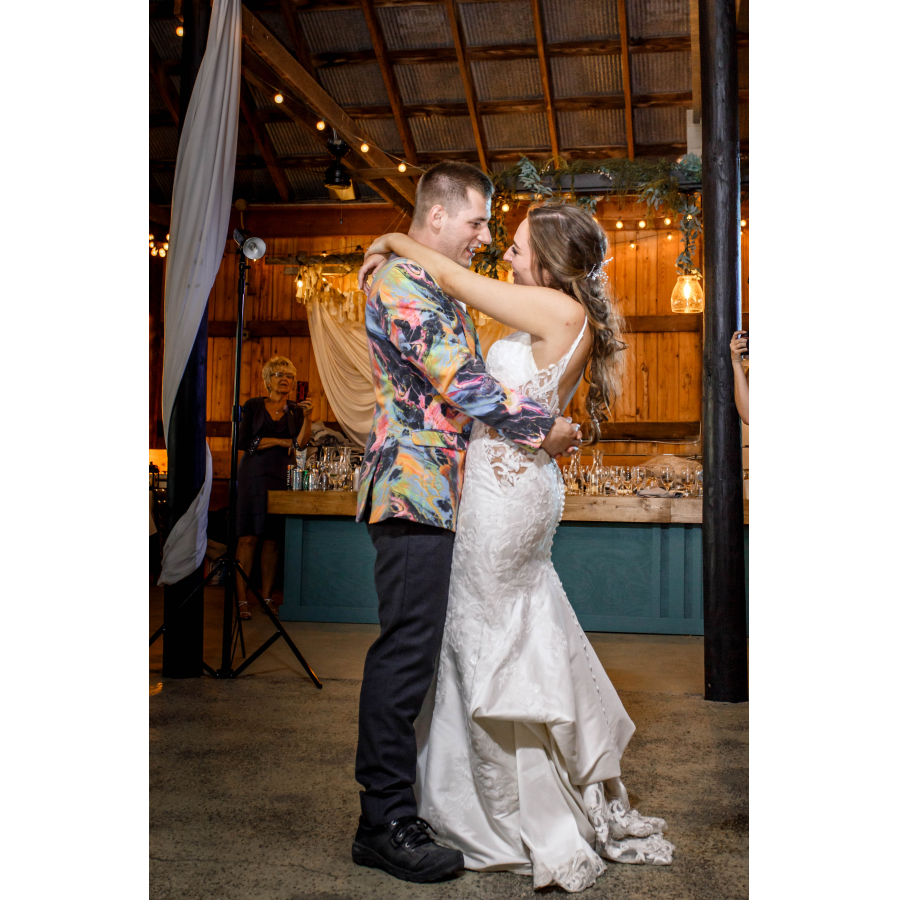 Elizabeth & Devon Mettlin - Rustic Barn