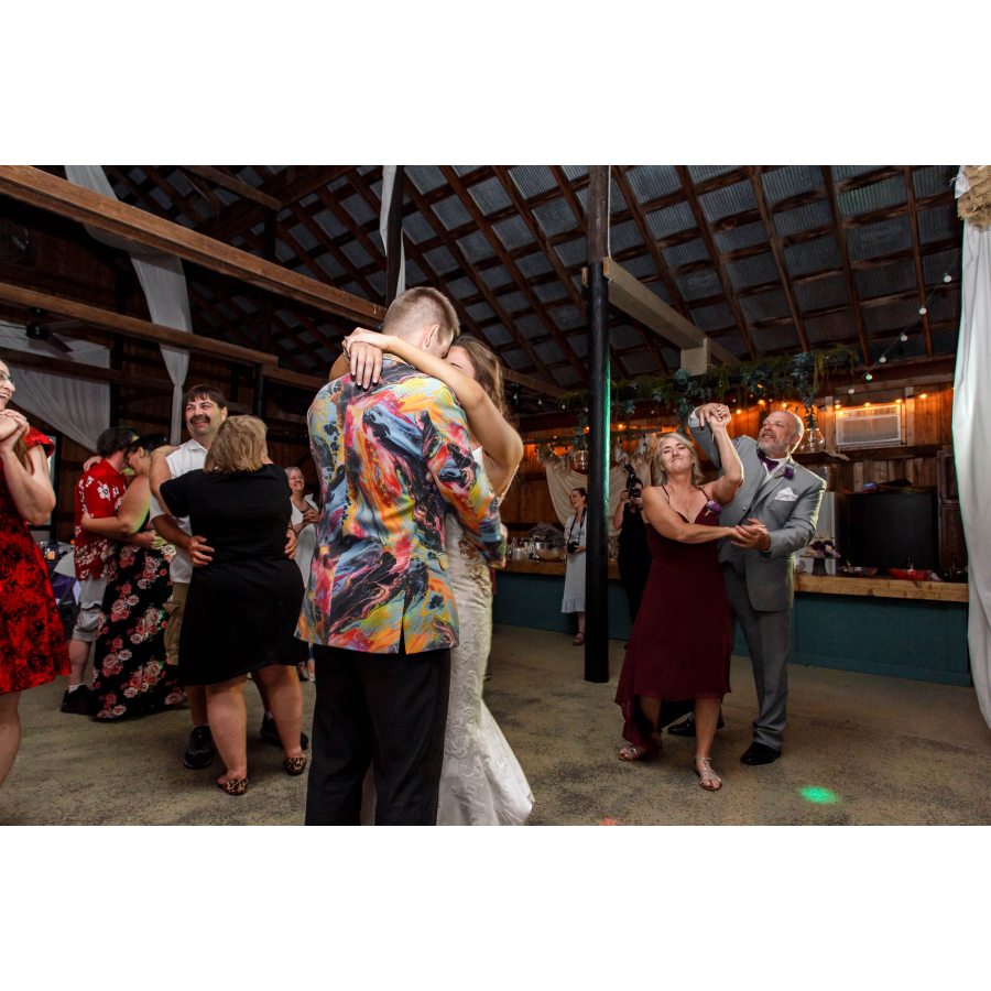 Elizabeth & Devon Mettlin - Rustic Barn
