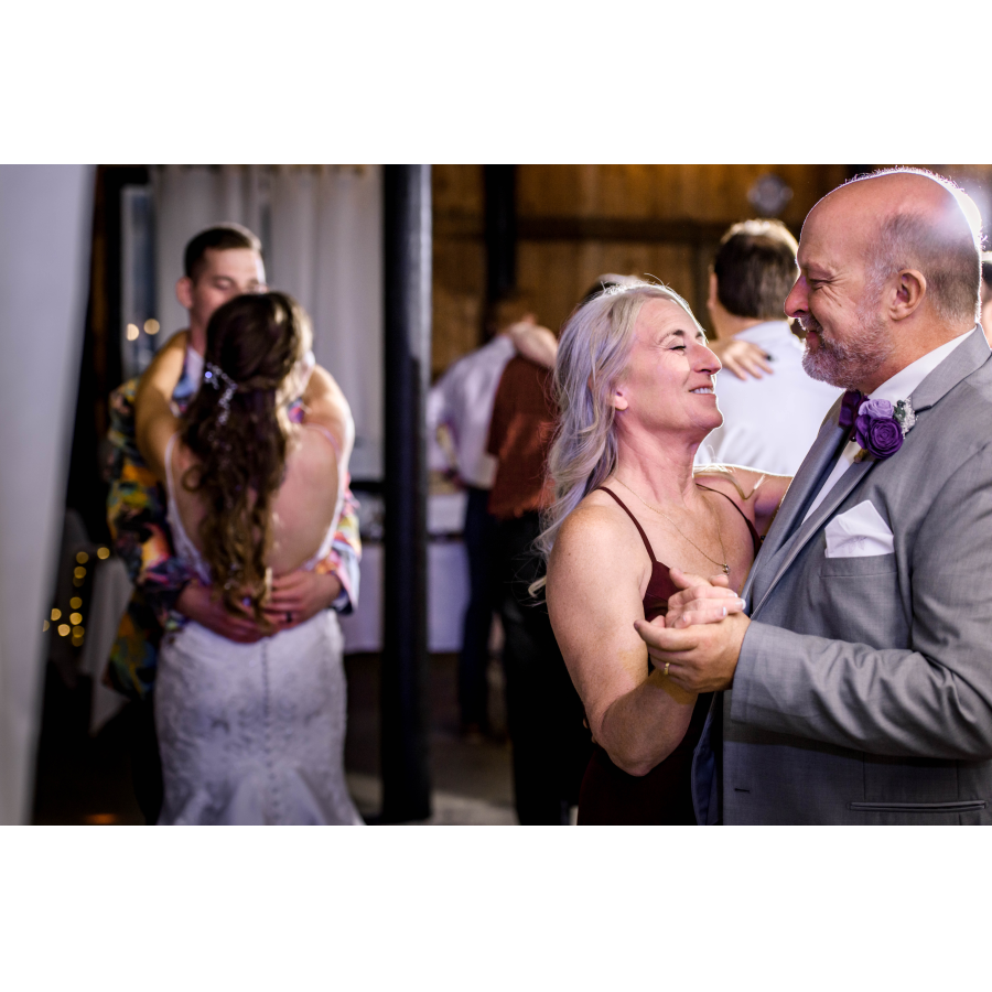 Elizabeth & Devon Mettlin - Rustic Barn